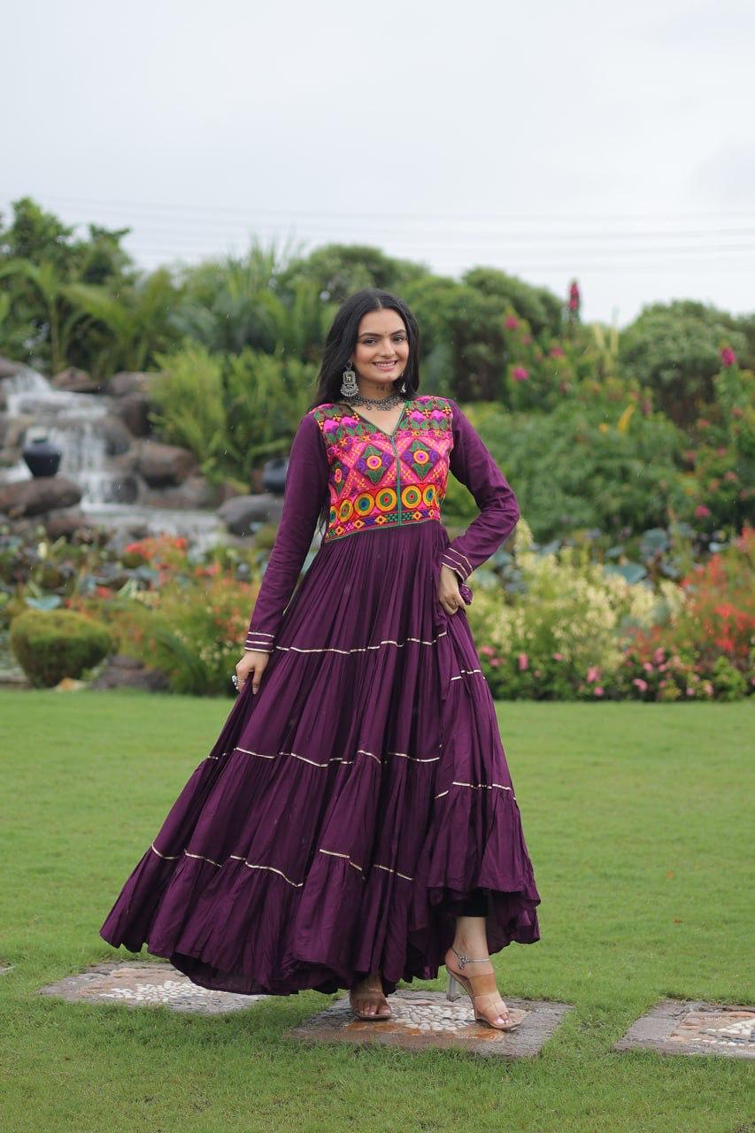 Adjustable size 14 kg rayon embroidered gown